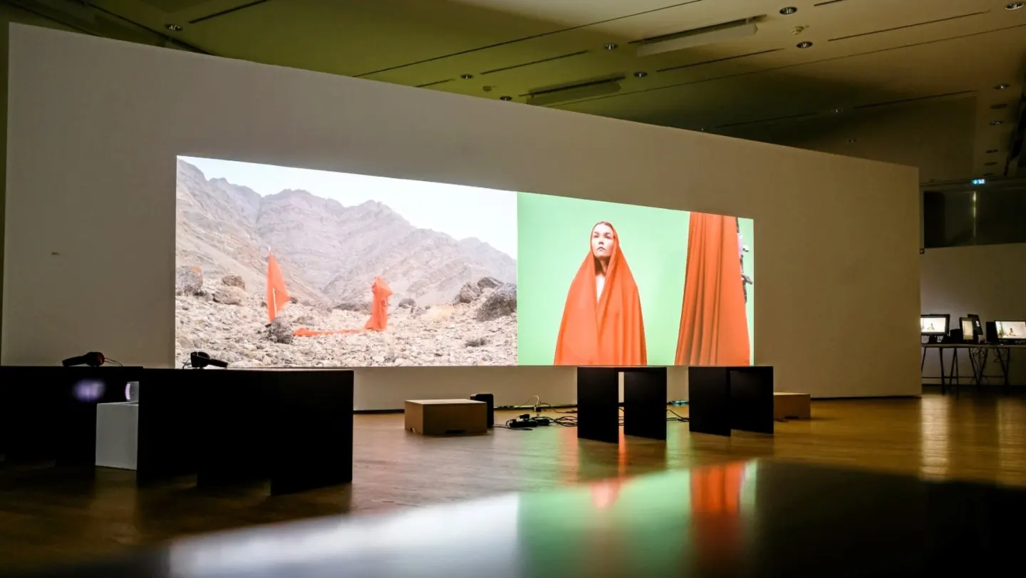 Blick auf die große Videowand inmitten des Kubus’: Zu sehen ist die Zweikanal-Installation „Play Ground“ der ukrainischen Künstlerin Maryna Makarenko.